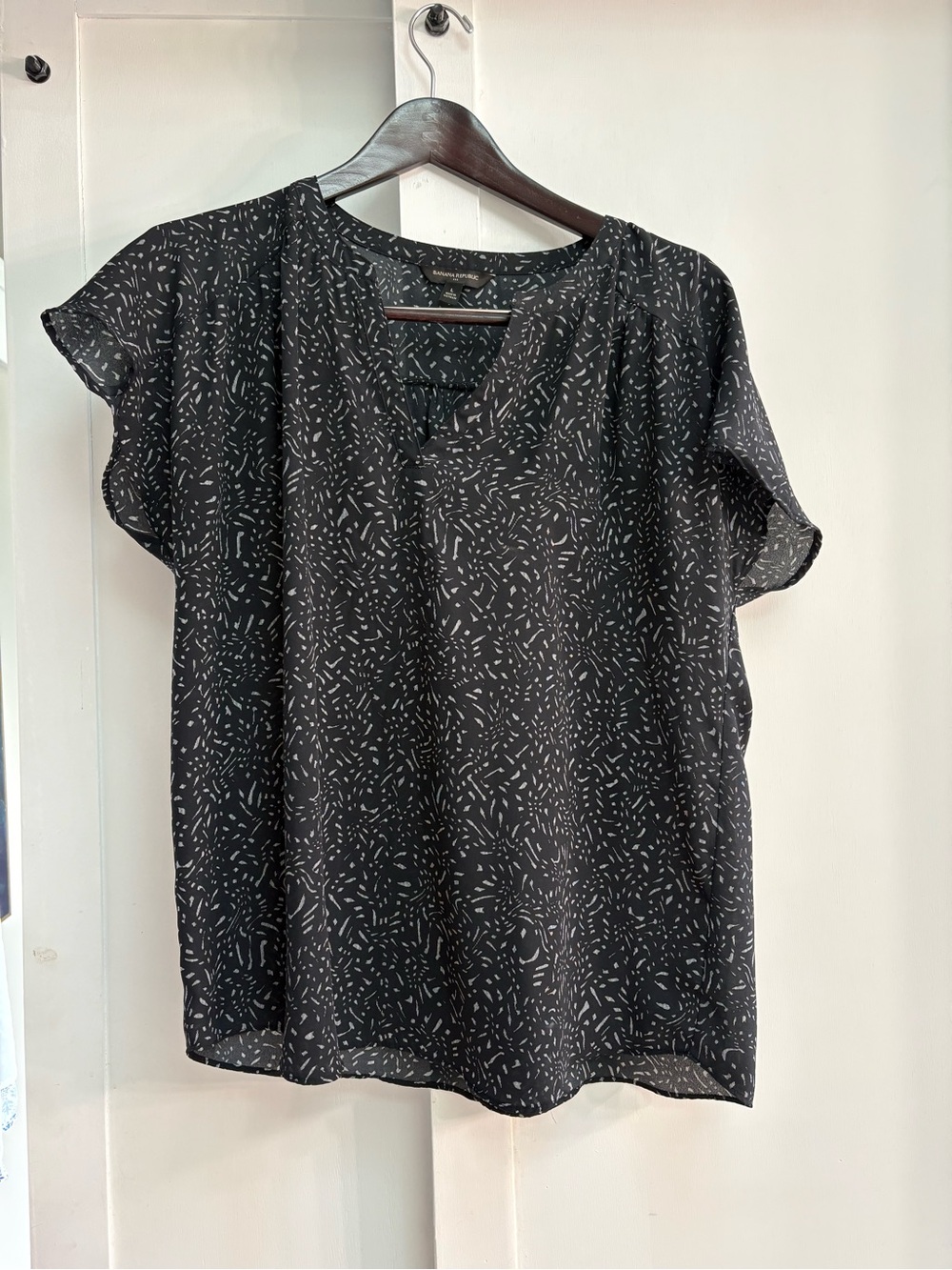 Banana Republic Factory Black Short-Sleeve Printed Split-Neck Top